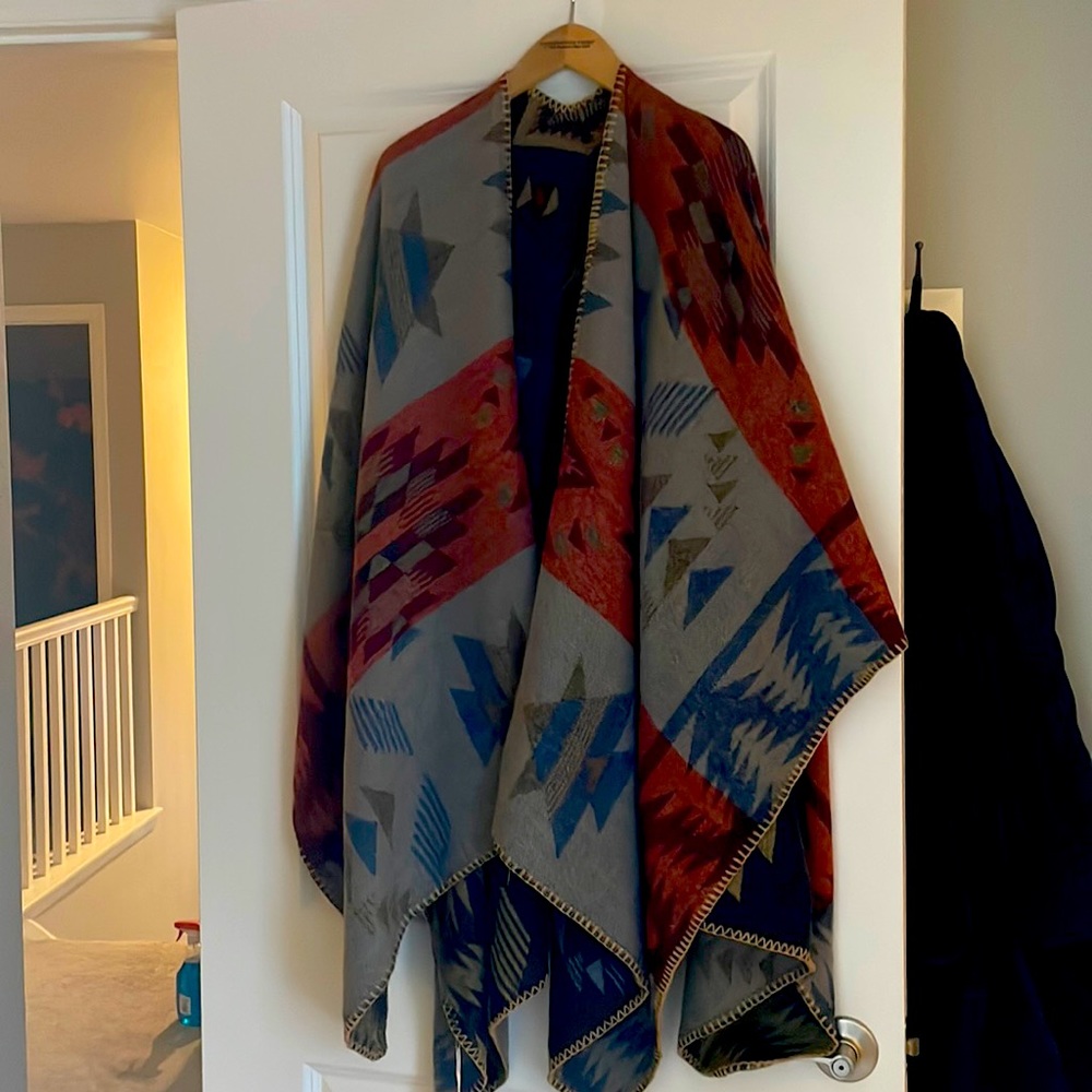 Beautiful Navajo print reversible wrap/shawl. NWT